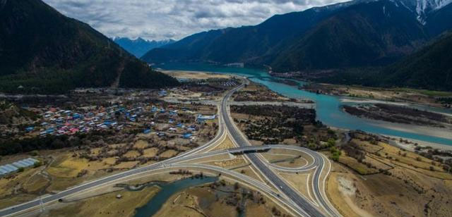 中国最舒服自驾游公路：投资380亿，沿途风景美不胜收