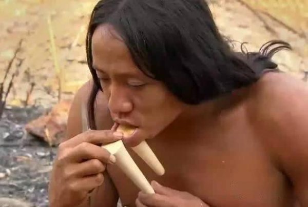 世界最“另类”的原始部落，下巴插16厘木棍
