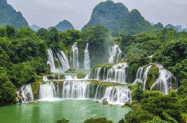 亚洲最大的跨国瀑布：落差有70米高，宽200米