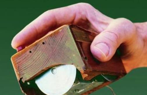世界上最原始的鼠标：一只有尾巴的木头盒子