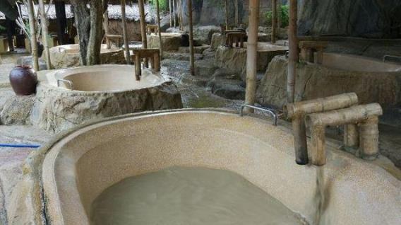 世界上最“脏”的温泉：全是泥巴，却深受女性青睐