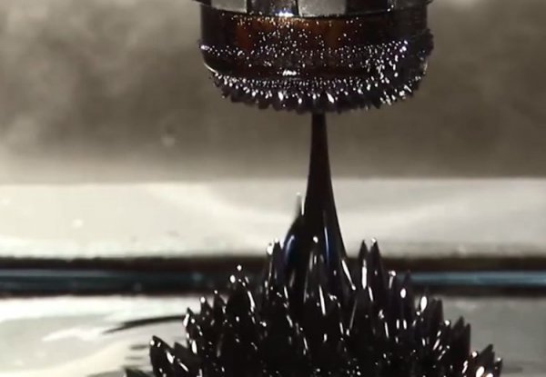 全球最神奇的“液体”：一碰到磁铁就长刺