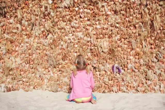 全球最令人毛骨悚然的墙：由4000多个芭比娃娃组成