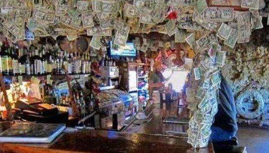 世界上最有钱的酒吧，墙上贴满现金