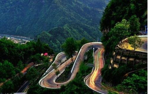 中国最险峻公路：矮寨公路仅6公里有13个弯道