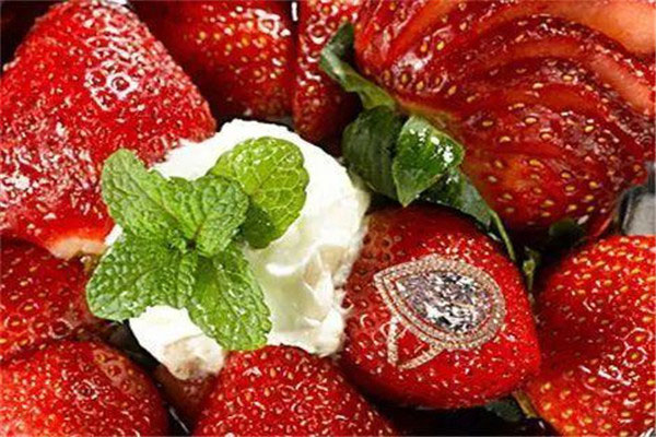世界上最贵的雪糕多少钱：草莓阿诺雪糕140万美元