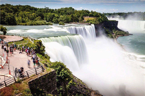 世界上水流量最大的瀑布：尼亚加拉大瀑布