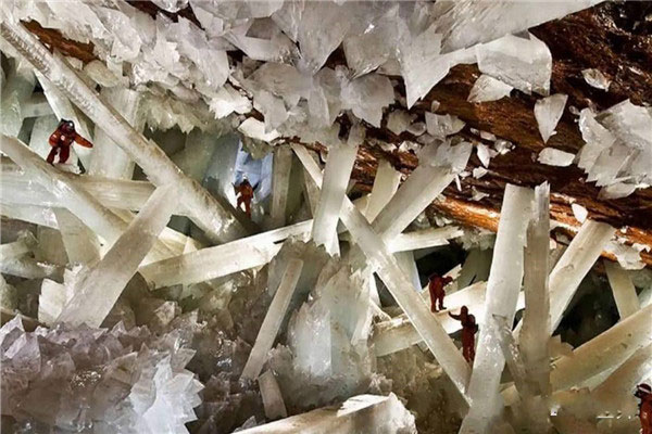世界上最不可思议的洞穴：水晶洞穴深达300米