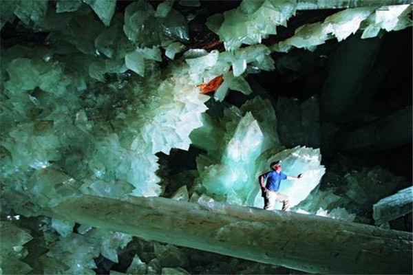 世界上最不可思议的洞穴：水晶洞穴深达300米
