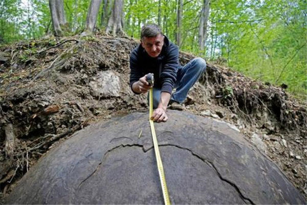 世界上最古老的人造石球，其半径在1.2到1.5米之间