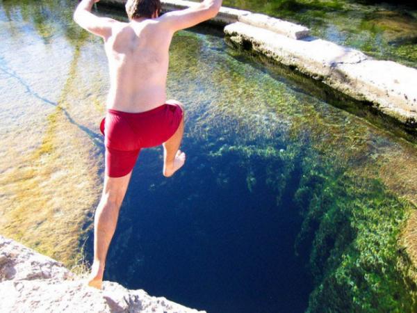 世界上最深的水潭：洞口仅4米宽却深不见底