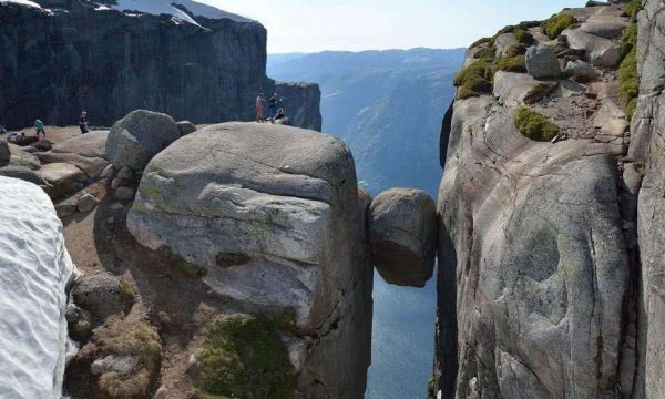 世界上最神奇的石头图片：谢拉格伯顿石屹立数百年