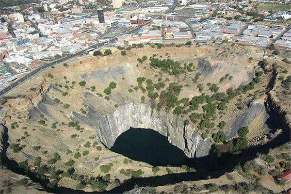 世界上最大的矿坑：金伯利钻石矿坑挖出近3吨钻石