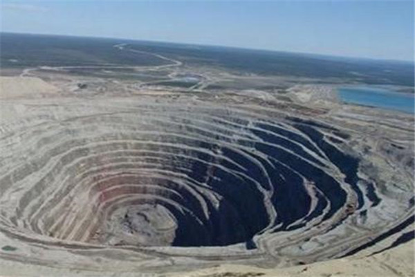 世界上最大的矿坑：金伯利钻石矿坑挖出近3吨钻石