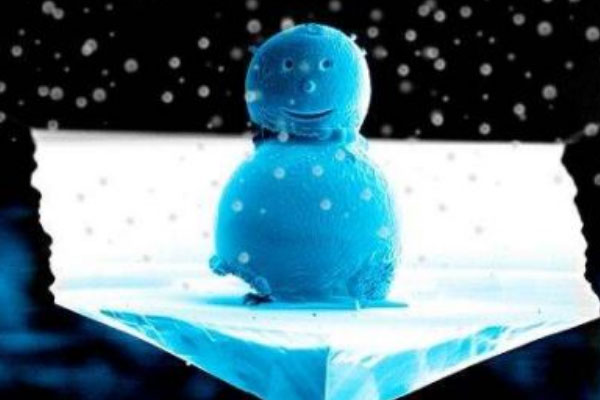 世界上最小的雪人：仅有3微米高，由三颗硅球组成