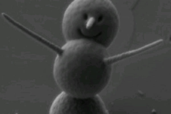 世界上最小的雪人：仅有3微米高，由三颗硅球组成