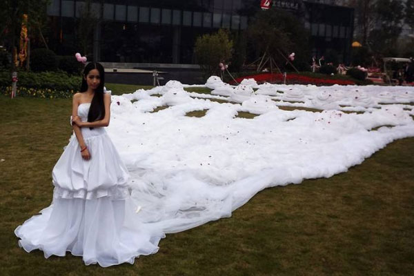 盘点世界上最长的婚纱：拖尾长达8095.4米
