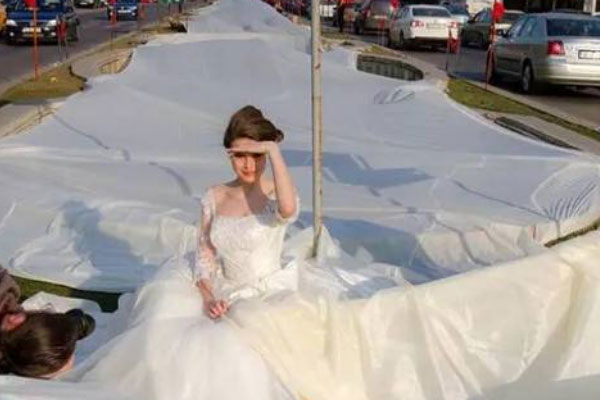 盘点世界上最长的婚纱：拖尾长达8095.4米