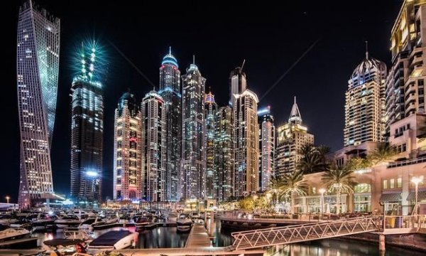 全球最大的人工码头：迪拜码头游艇遍地，沿岸高楼林立