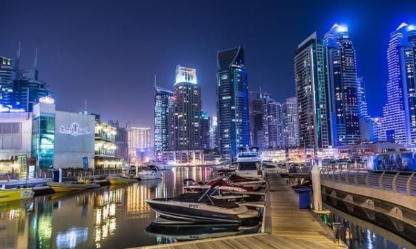 全球最大的人工码头：迪拜码头游艇遍地，沿岸高楼林立