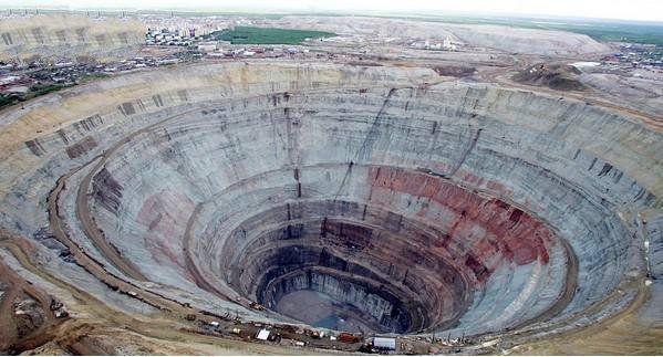 世界上4大最著名的钻石矿坑：金伯利钻石矿坑深1097米