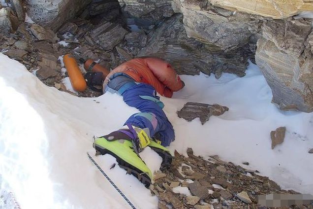 珠穆朗玛峰上最有名一具尸体：至今无人掩埋