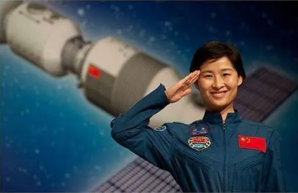 中国第一个航天员是谁：杨利伟（第一代航天员）