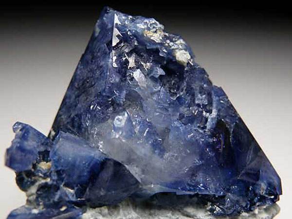 世界上最稀有7种宝石，红硅硼铝钙石排第一