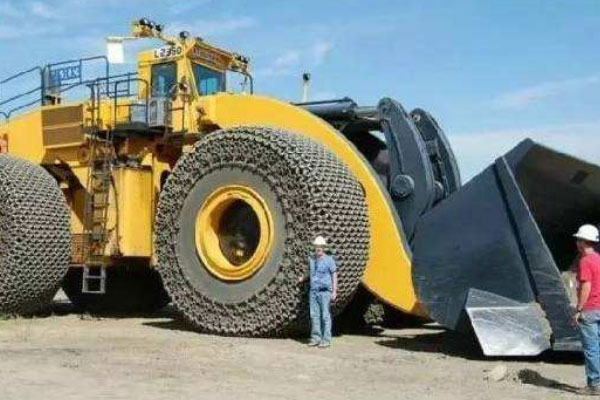 世界最大巨型铲车：轮胎就比卡车高，一铲子至少120吨