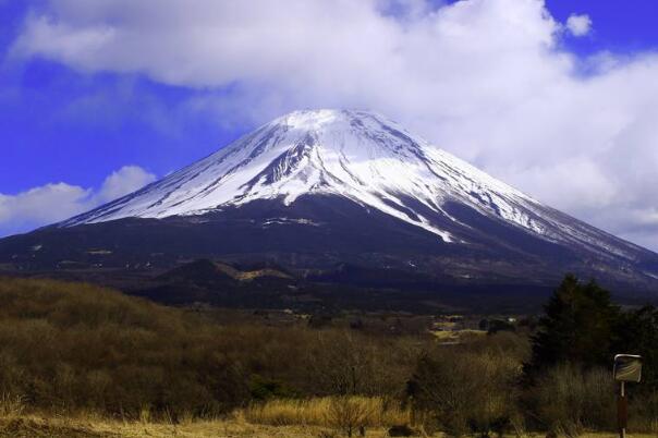 日本最高的山：富士山是日本的象征，高3775.63米