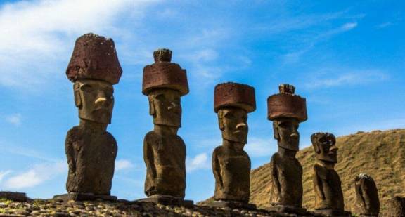 世界最神秘的岛屿：复活节岛矗立上千座巨人石像