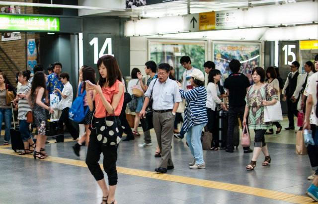 世界上最拥挤的地铁站：新宿站每天人流近400万