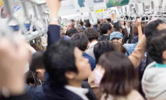 世界上最拥挤的地铁站：新宿站每天人流近400万
