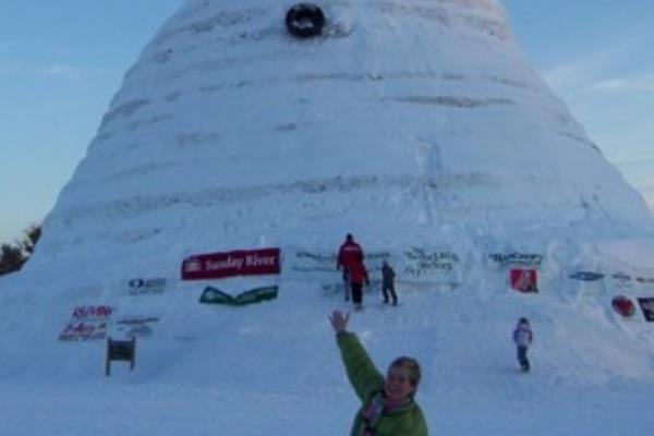 世界上最大最高的雪人：高达37米，用了1300万磅的雪