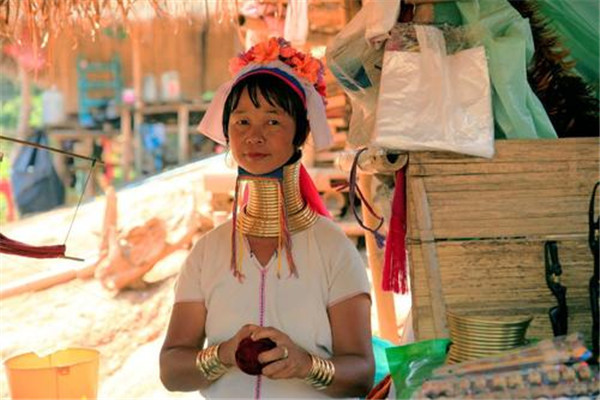 世界上颈最长的人：泰国长颈族女性以长脖子为美