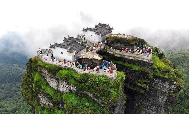 世界上最值得观看的寺庙：梵净山寺悬空近2500米
