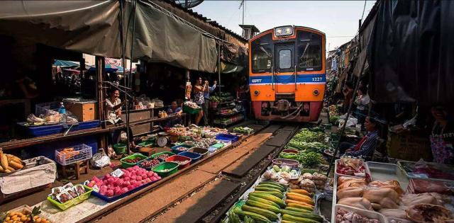 世界上最危险的火车线：美功铁路每天穿过菜市场四次